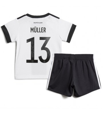 Tyskland Thomas Muller #13 Replika Babytøj Hjemmebanesæt Børn VM 2022 Kortærmet (+ Korte bukser)